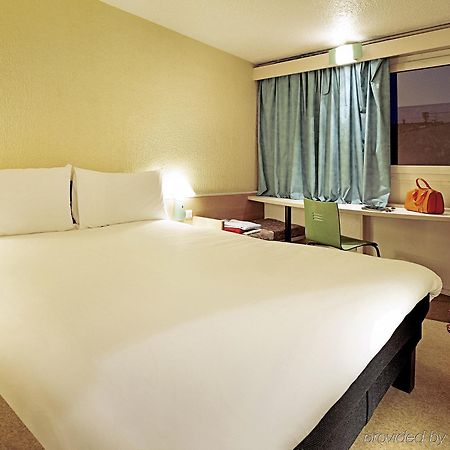 Ibis Lyon L'Isle D'Abeau Hotel Esterno foto