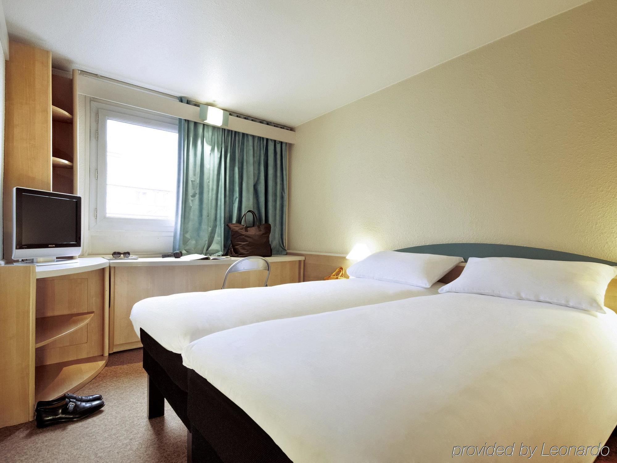 Ibis Lyon L'Isle D'Abeau Hotel Esterno foto