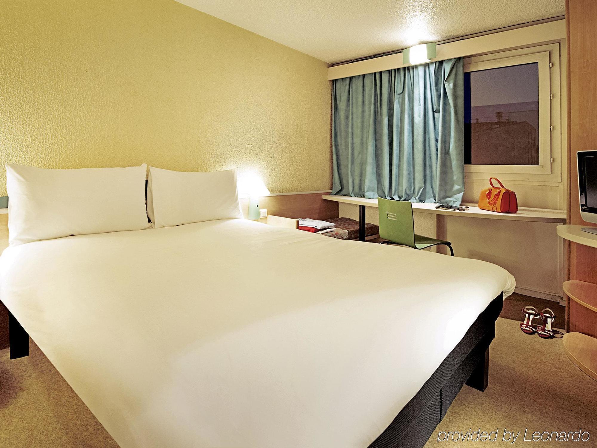 Ibis Lyon L'Isle D'Abeau Hotel Esterno foto