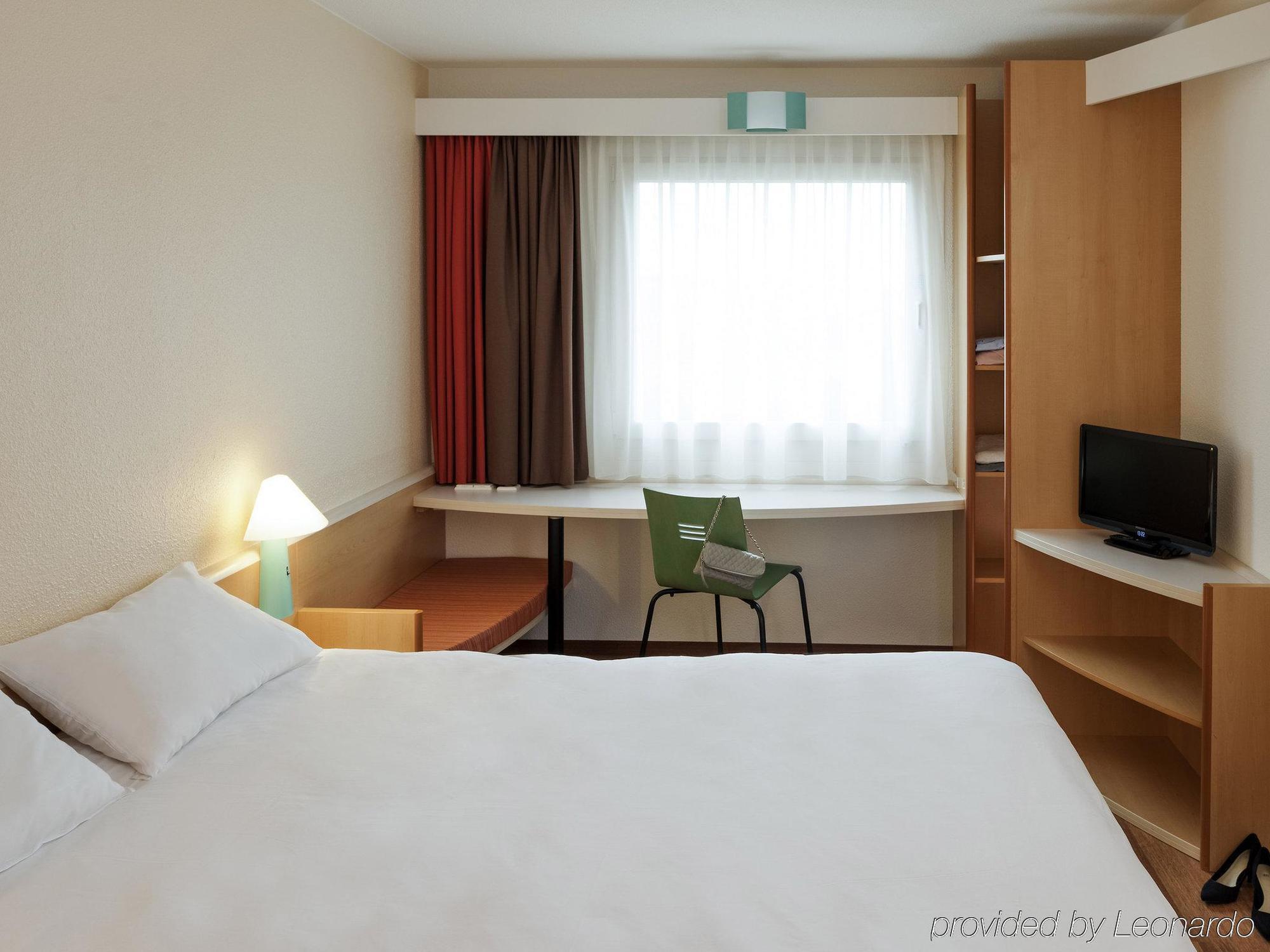 Ibis Lyon L'Isle D'Abeau Hotel Esterno foto