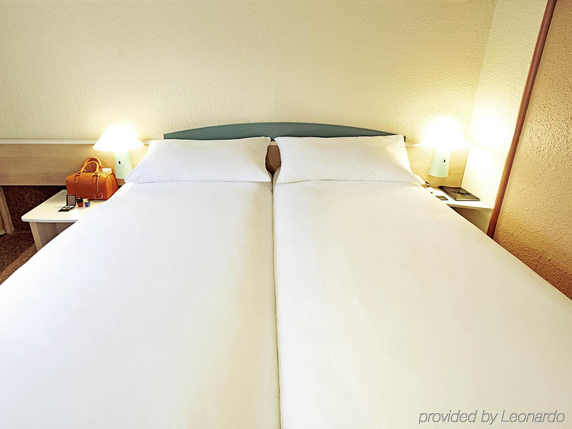 Ibis Lyon L'Isle D'Abeau Hotel Esterno foto