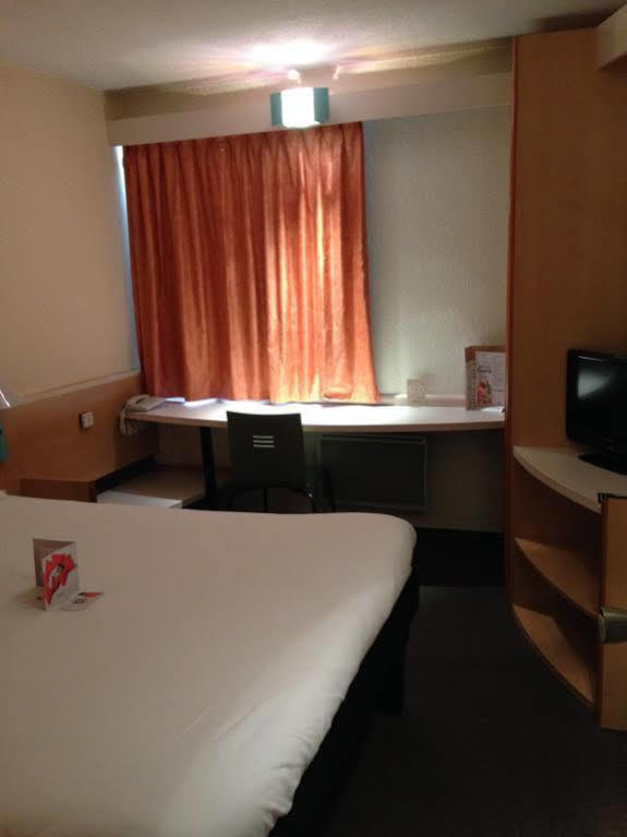 Ibis Lyon L'Isle D'Abeau Hotel Esterno foto