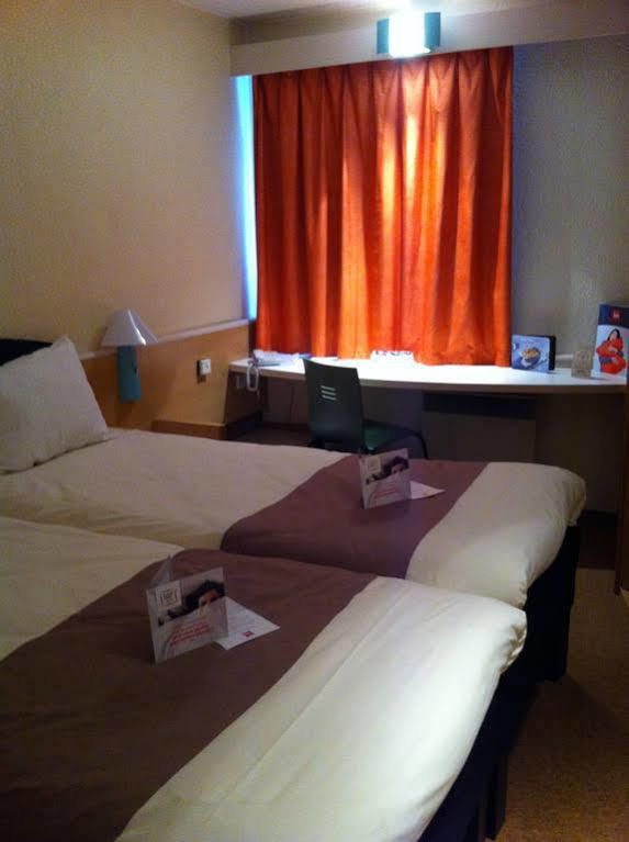 Ibis Lyon L'Isle D'Abeau Hotel Esterno foto